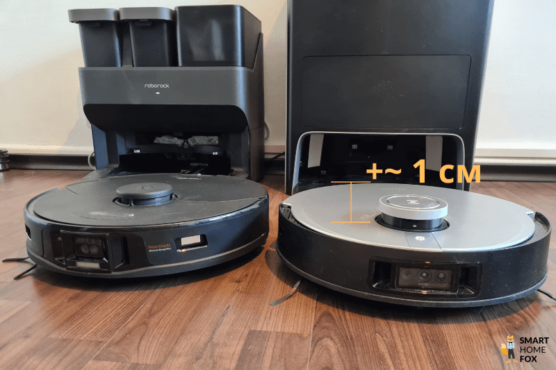 Roborock S7 MaxV и Ecovacs Deebot X1 OMNI стоят рядом для сравнения размеров